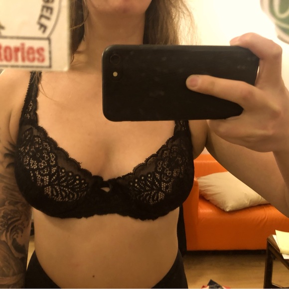 Triumph Black Lace Bra 32D - Picture 2 of 4